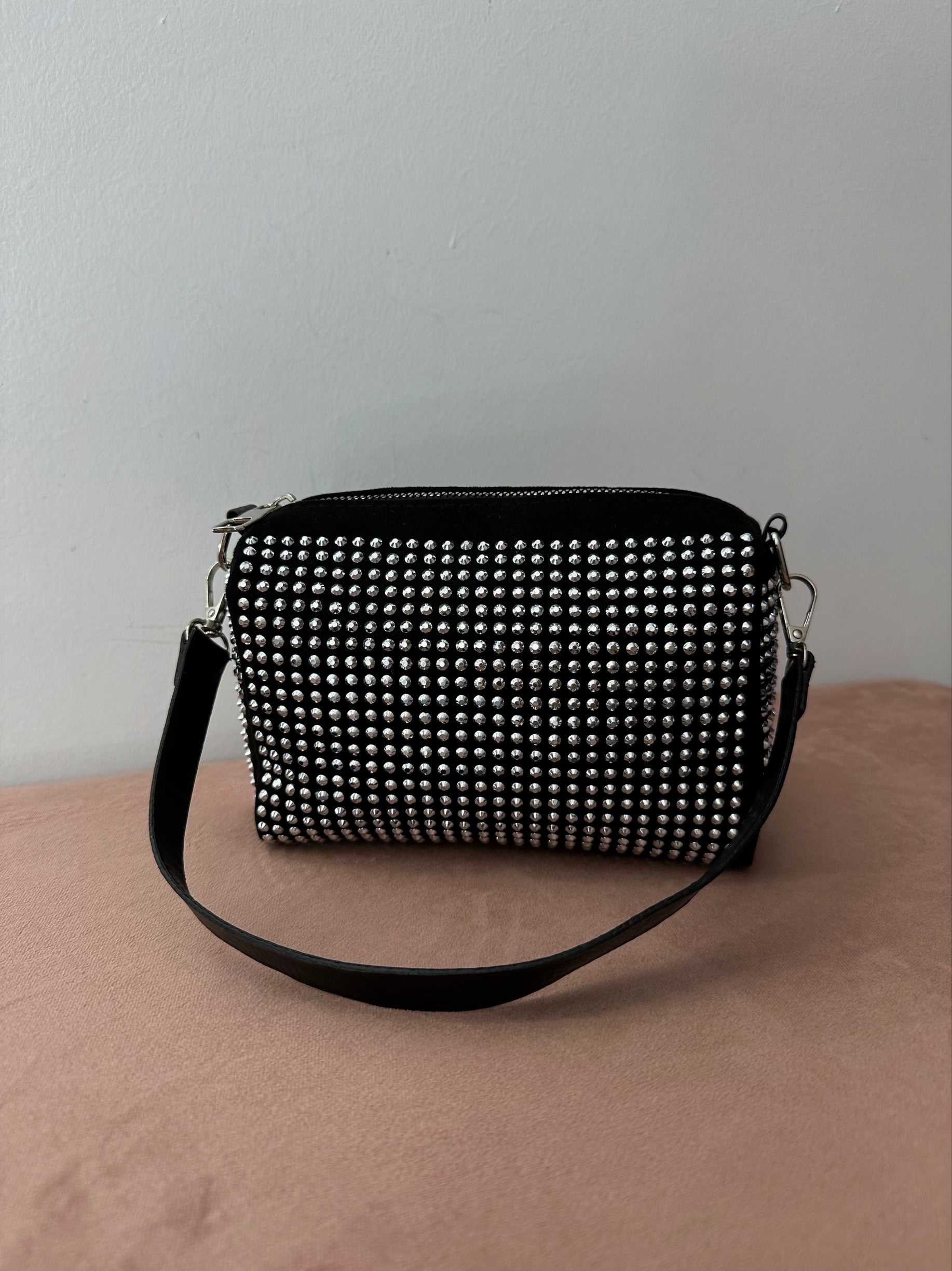 Rankinė ‘Studs black’