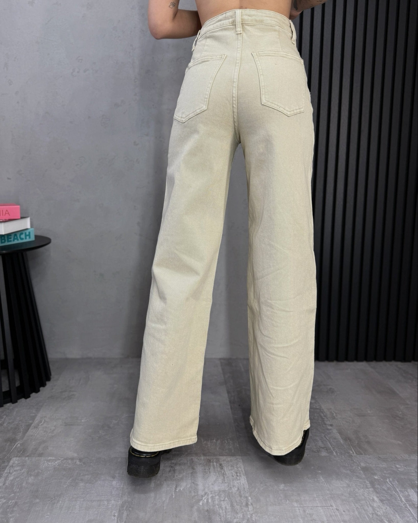 platejantys-dzinsai-aukstu-liemeniu