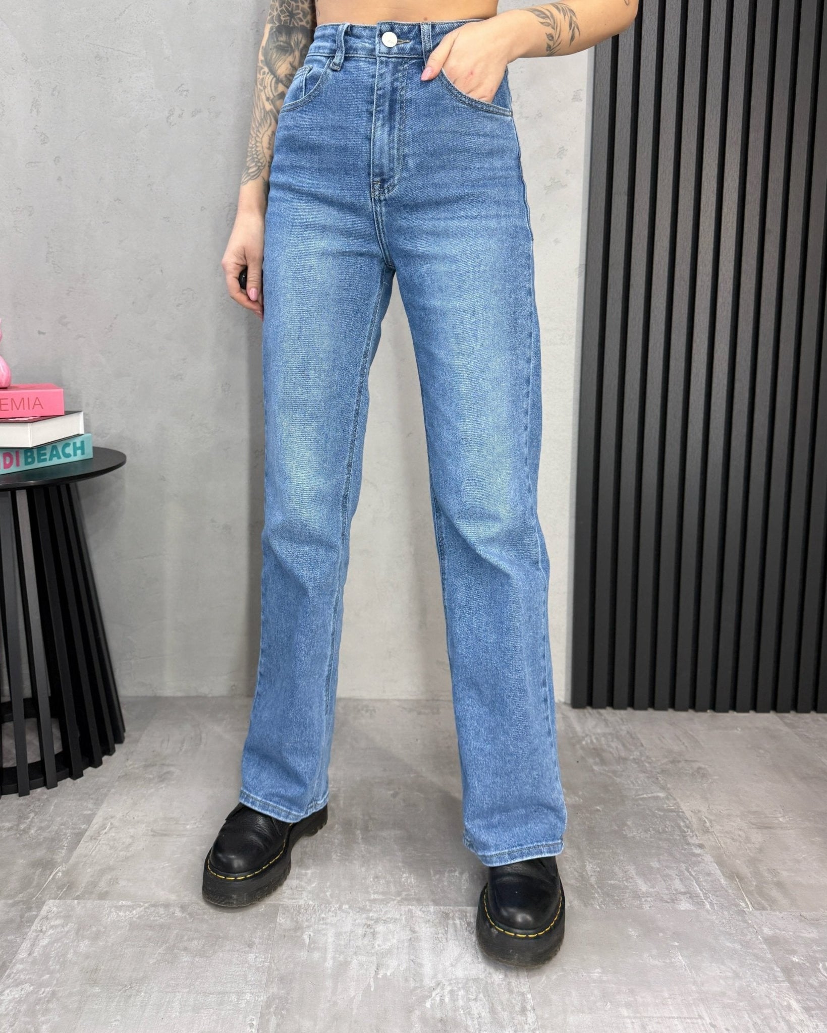 Šviesiai mėlyni extra long džinsai aukštaūgėms su plačiomis klešnėmis