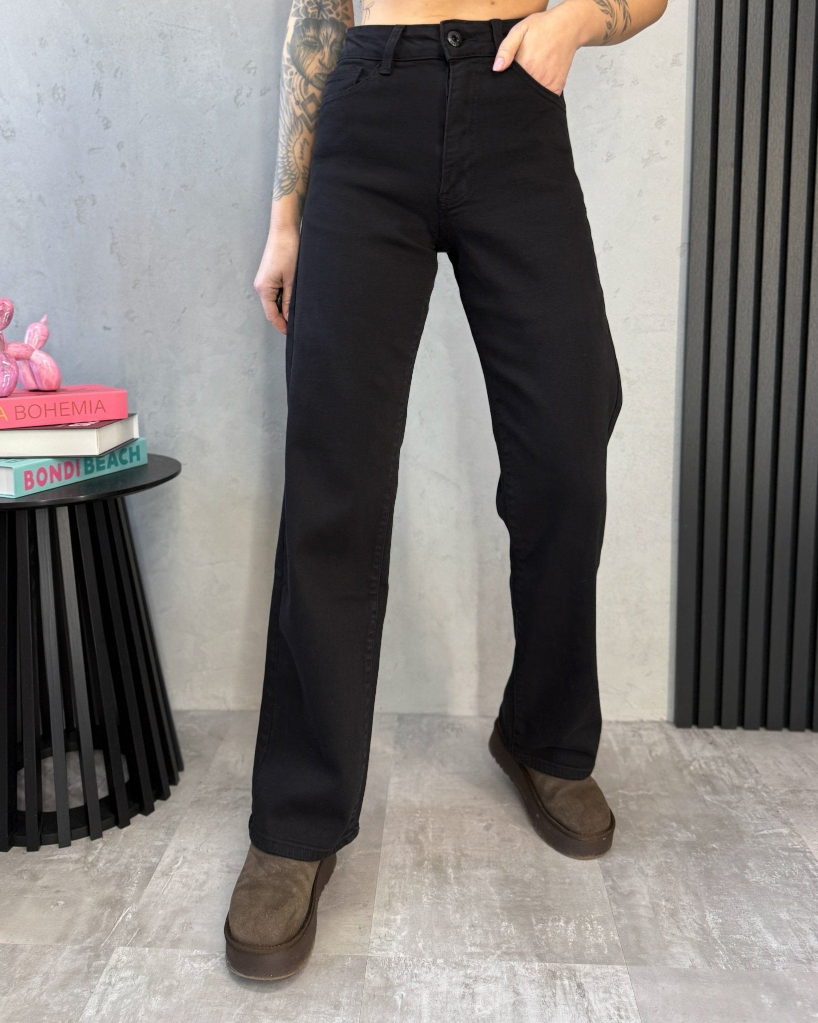 Juodi wide leg džinsai – audinio tekstūra ir siūlės iš arti