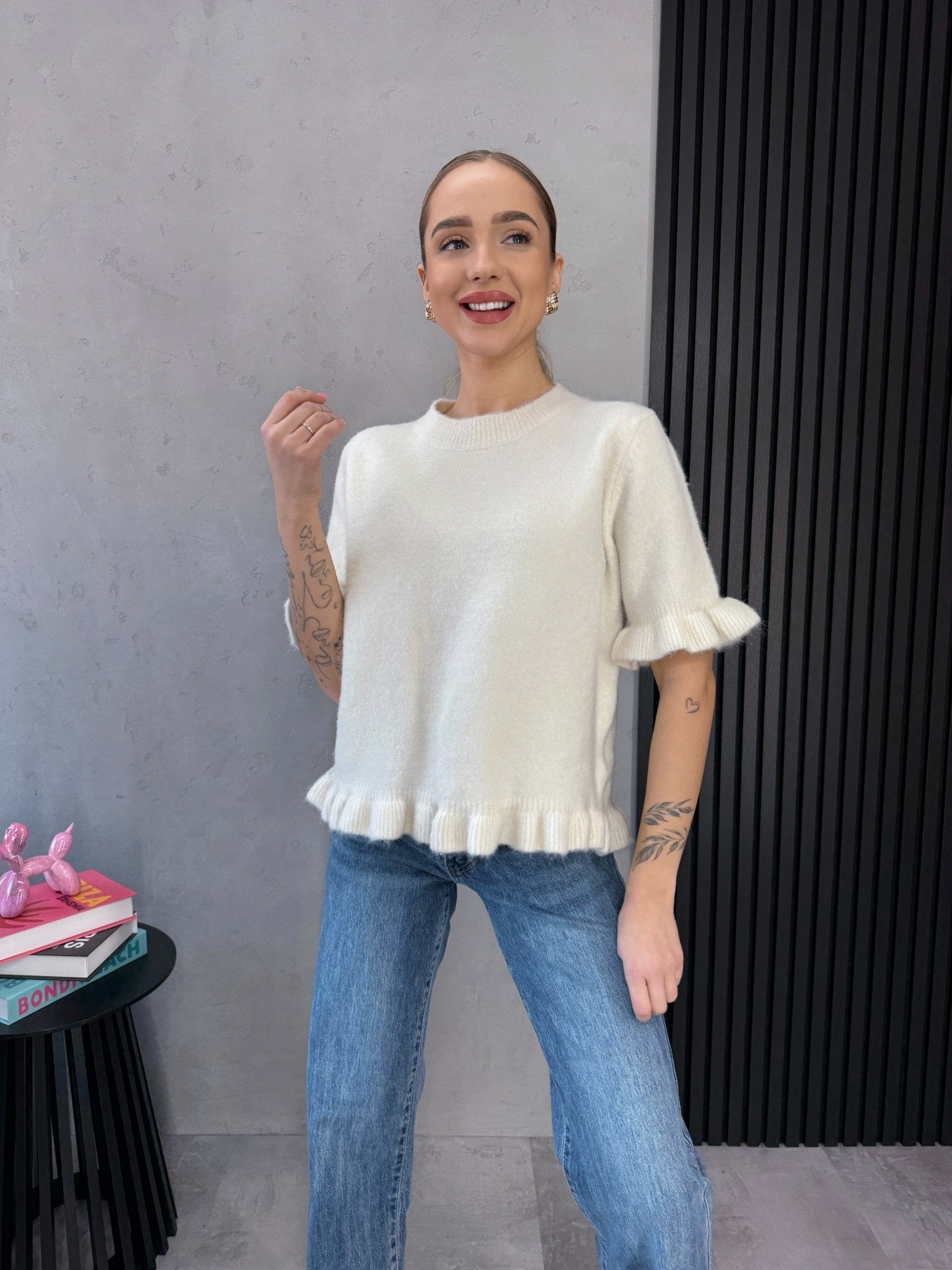 Kreminis megztinis laisvesnio kritimo – kasdienis stilius