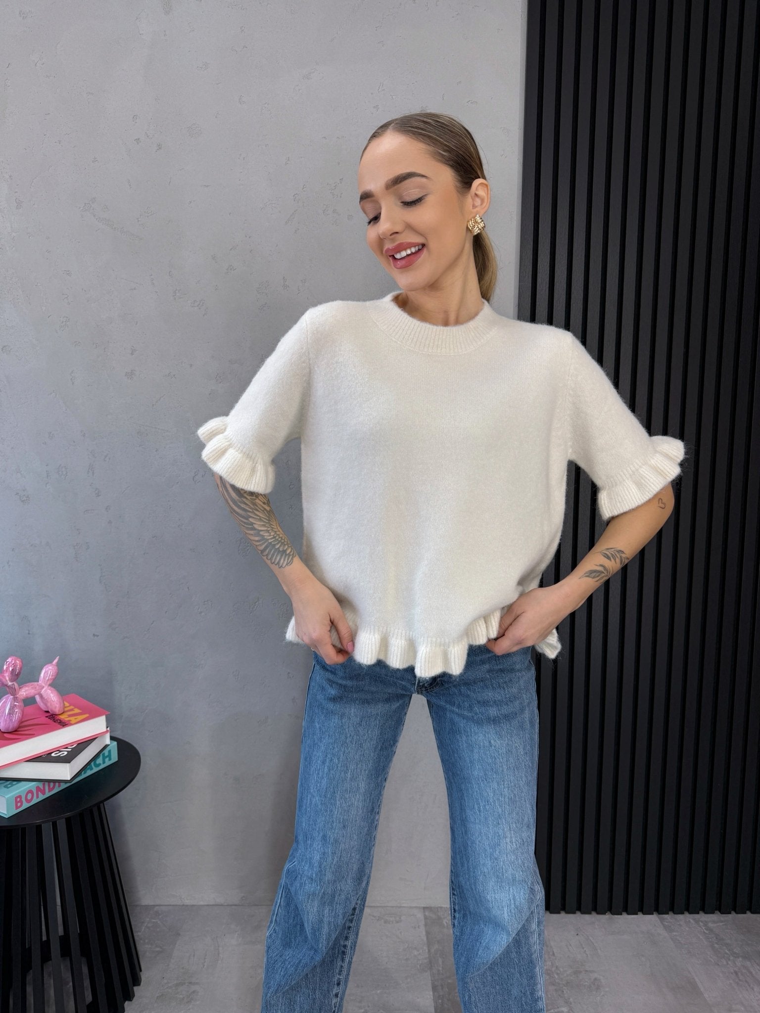 Kreminis megztinis trumpomis rankovėmis