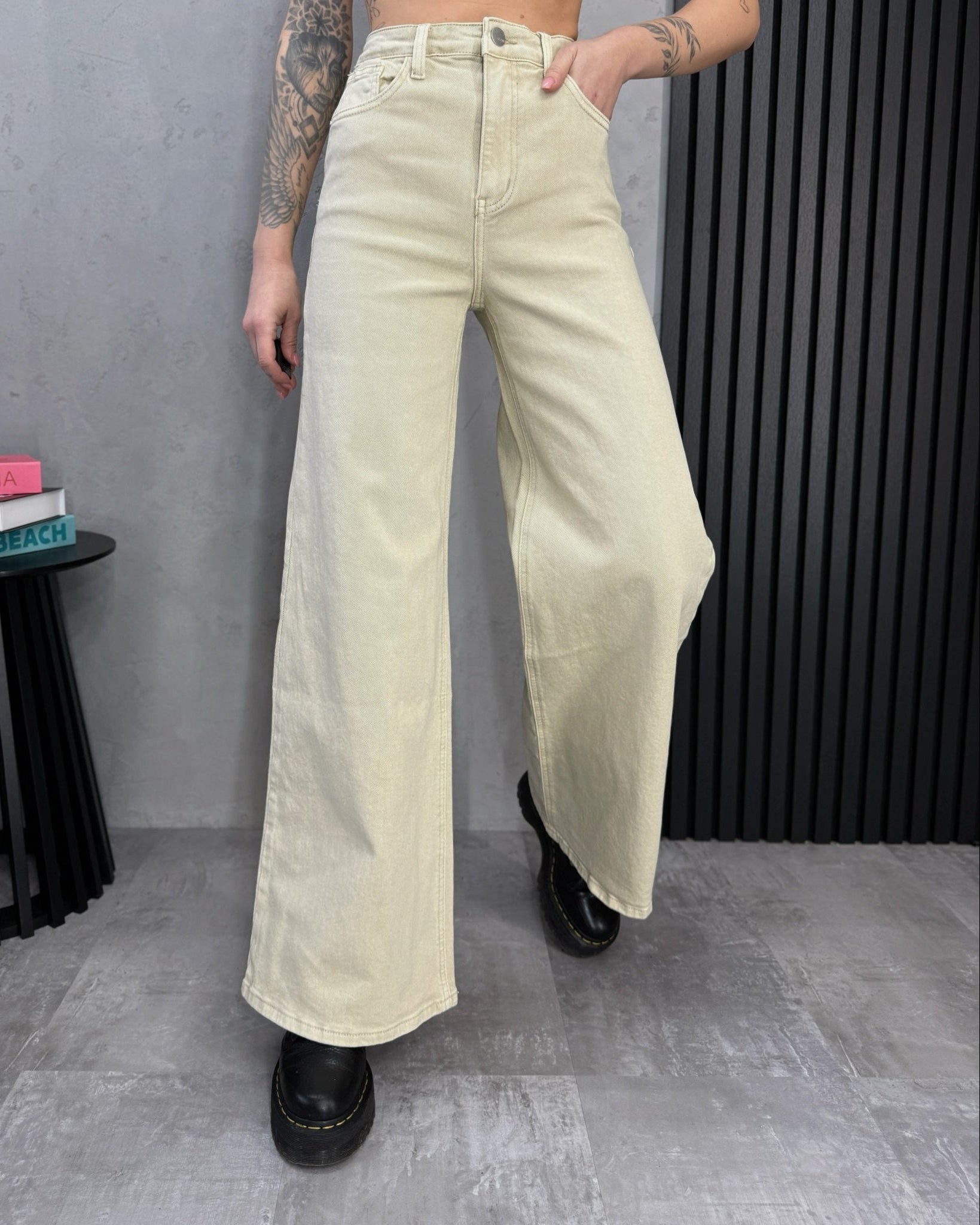 Šviesūs laisvo kirpimo džinsai kasdieniam stiliui