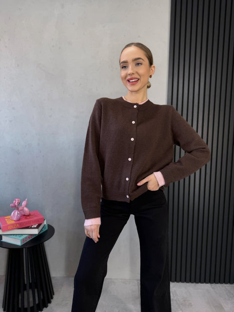 Rudas susagstomas megztinis su sagutėmis