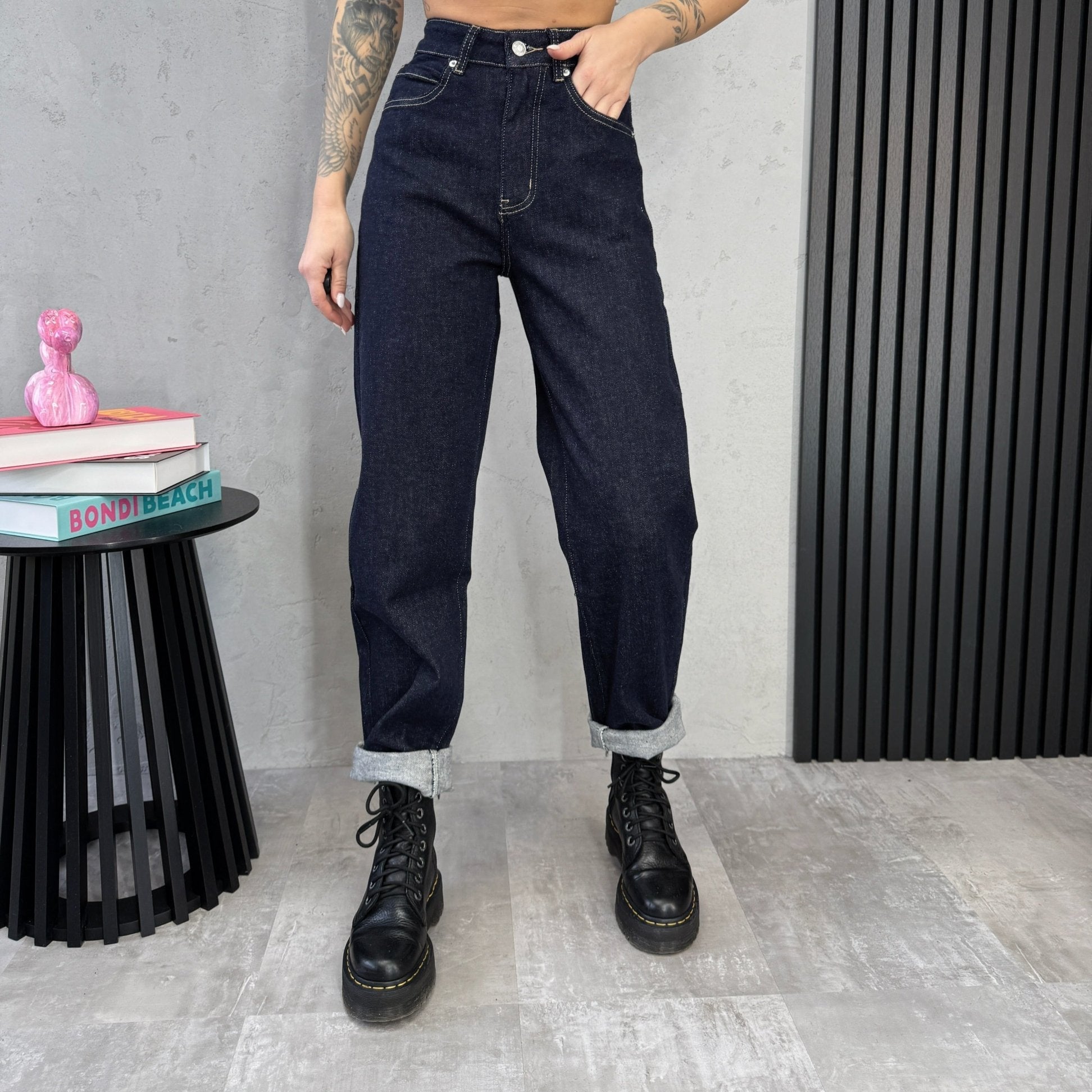 Tamsiai mėlyni mom fit džinsai aukštu liemeniu