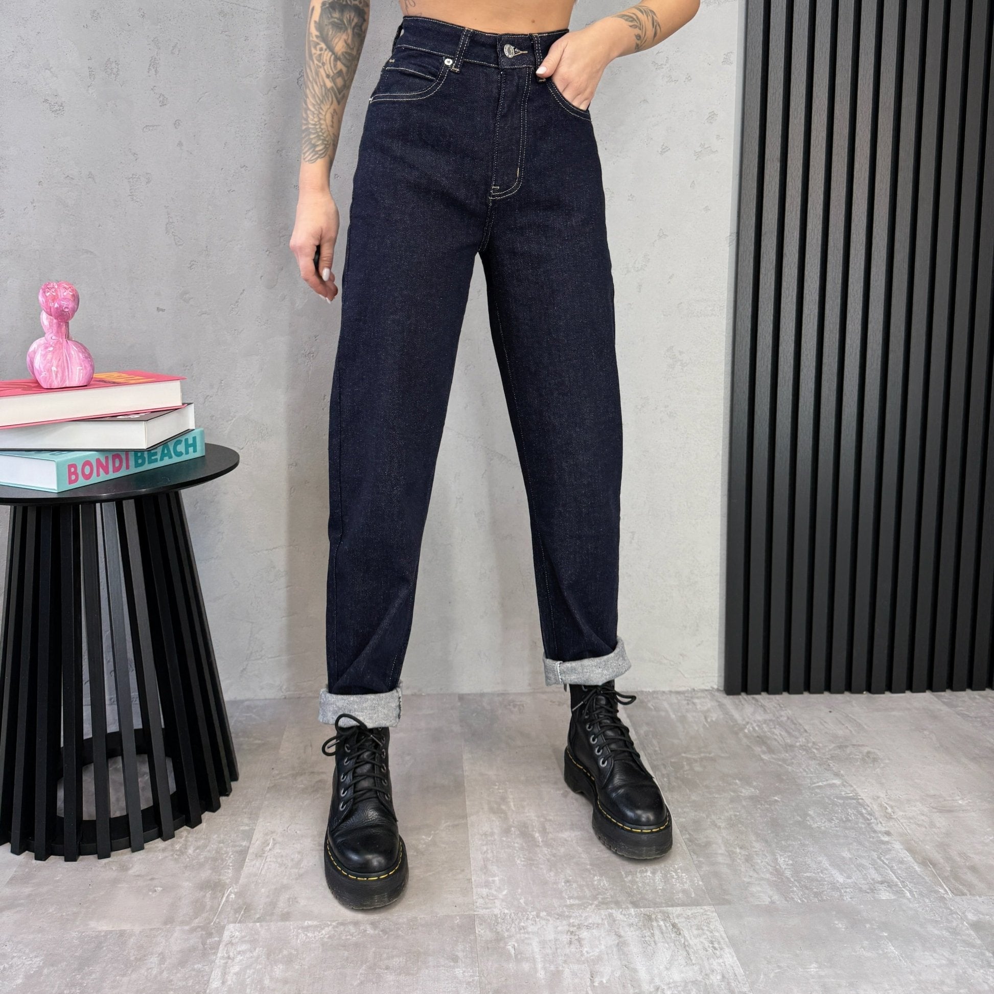 Aukšto liemens mom fit džinsai – šoninis vaizdas, tamsiai mėlyni