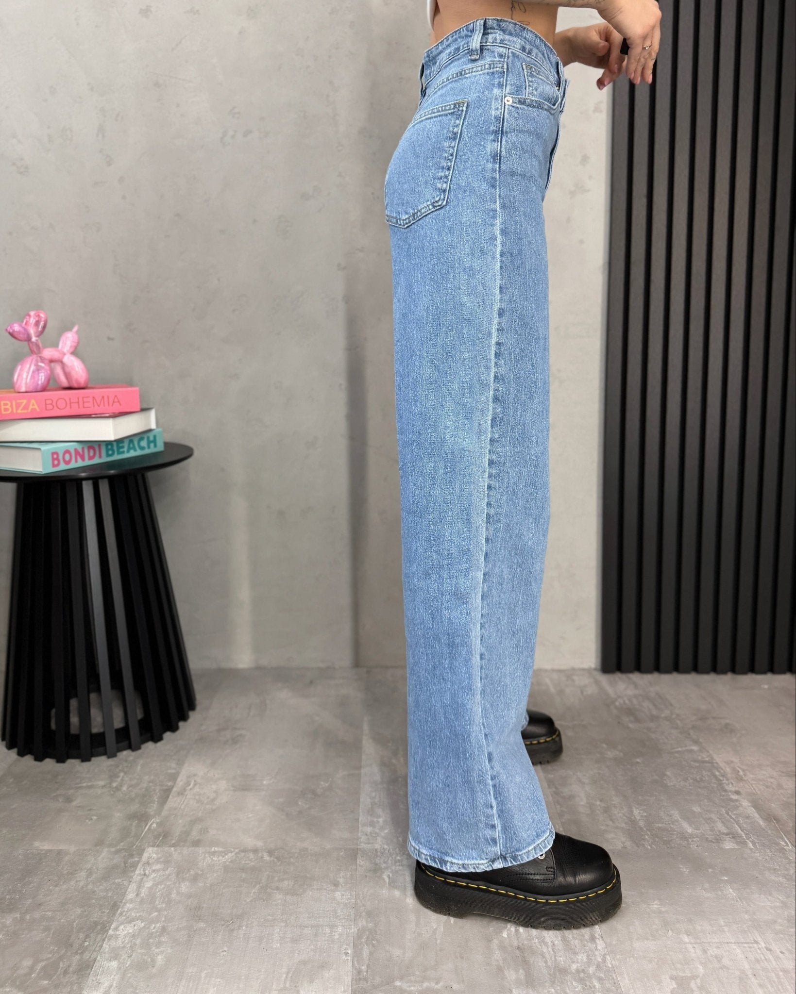 Platėjančio kirpimo moteriški džinsai aukštu liemeniu, šviesaus denimo