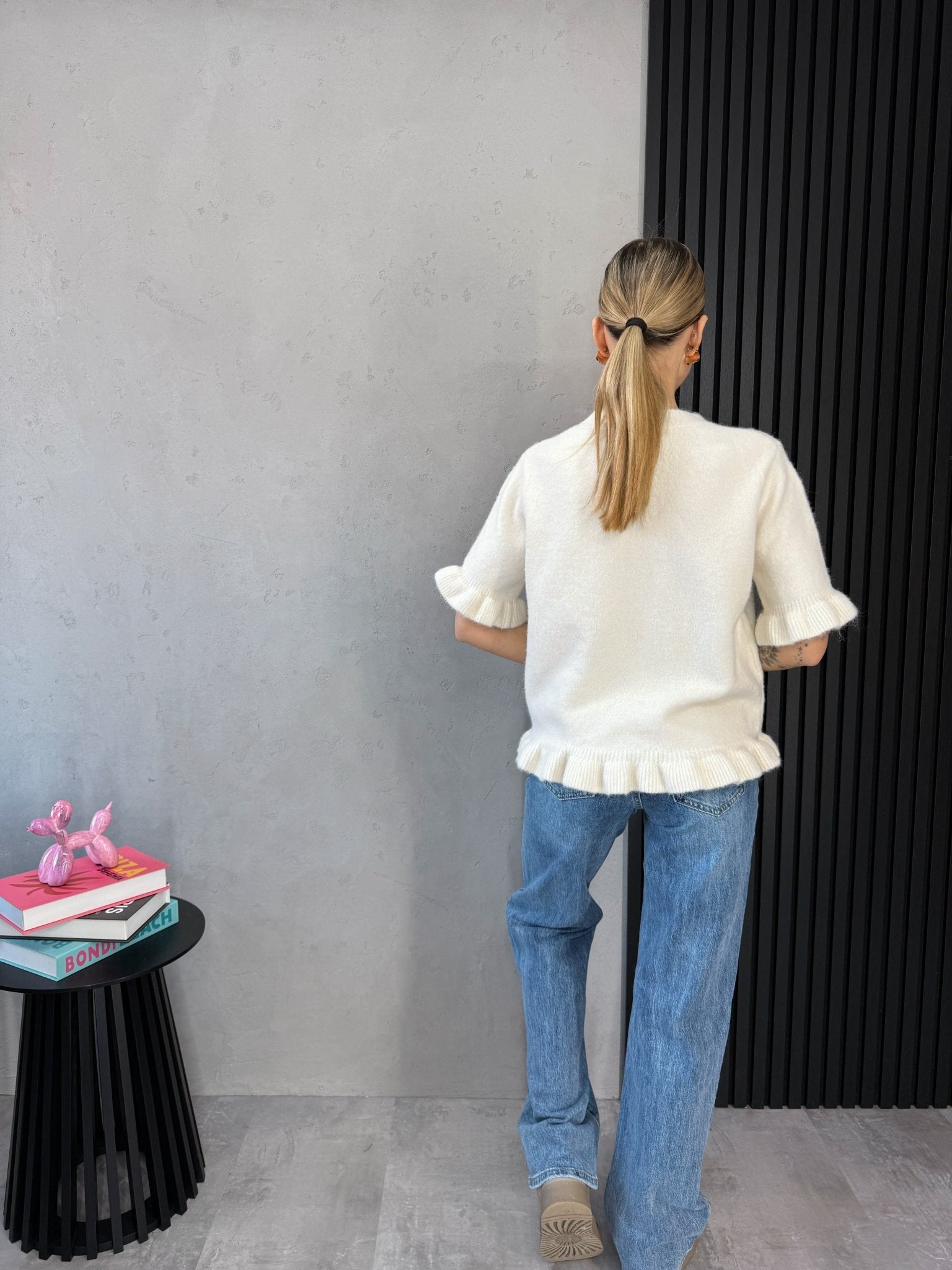 Detalė: raukiniai megztinio apačioje – kreminis megztinis