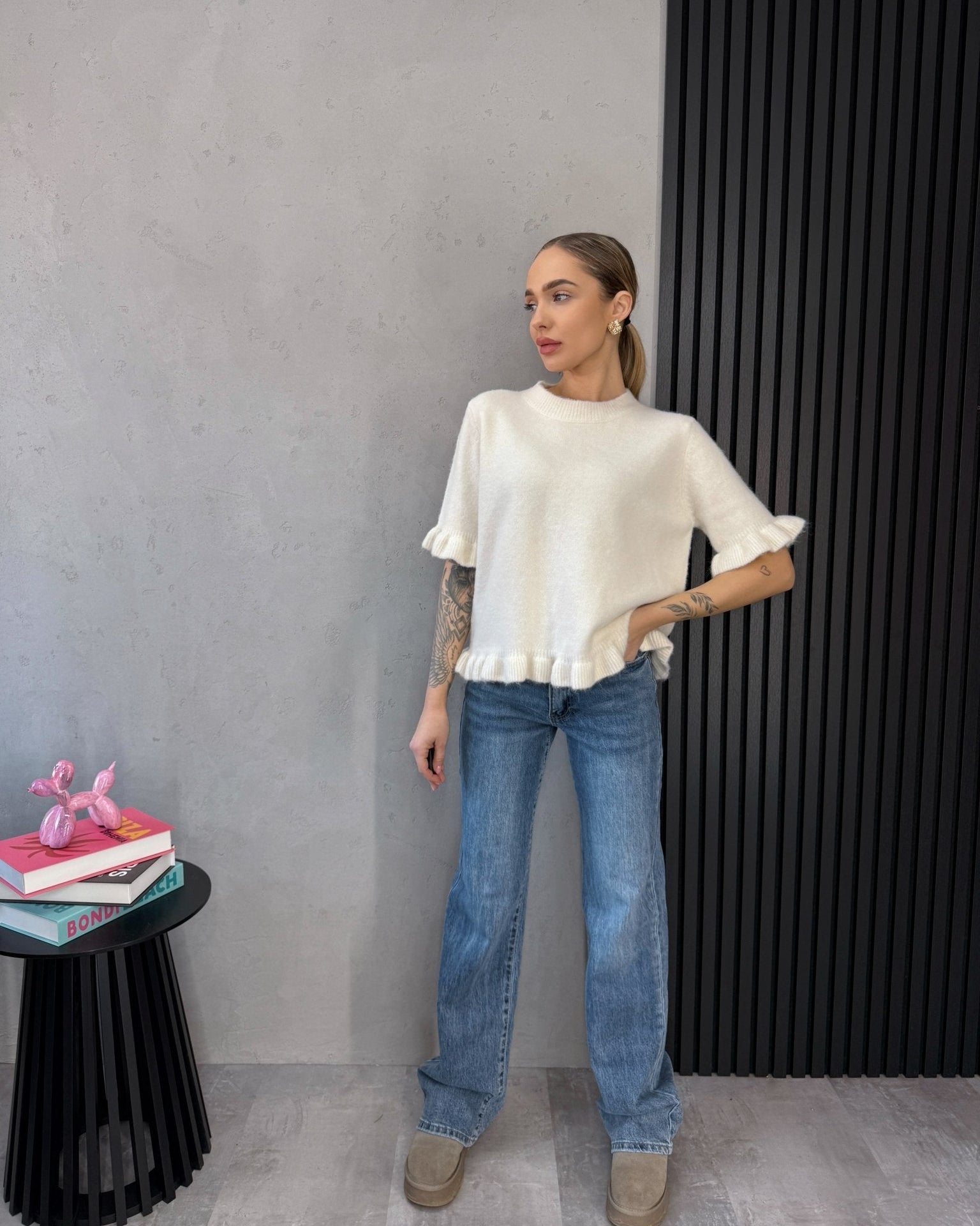 Detalė: trumpų rankovių raukiniai – kreminis viskozės megztinis