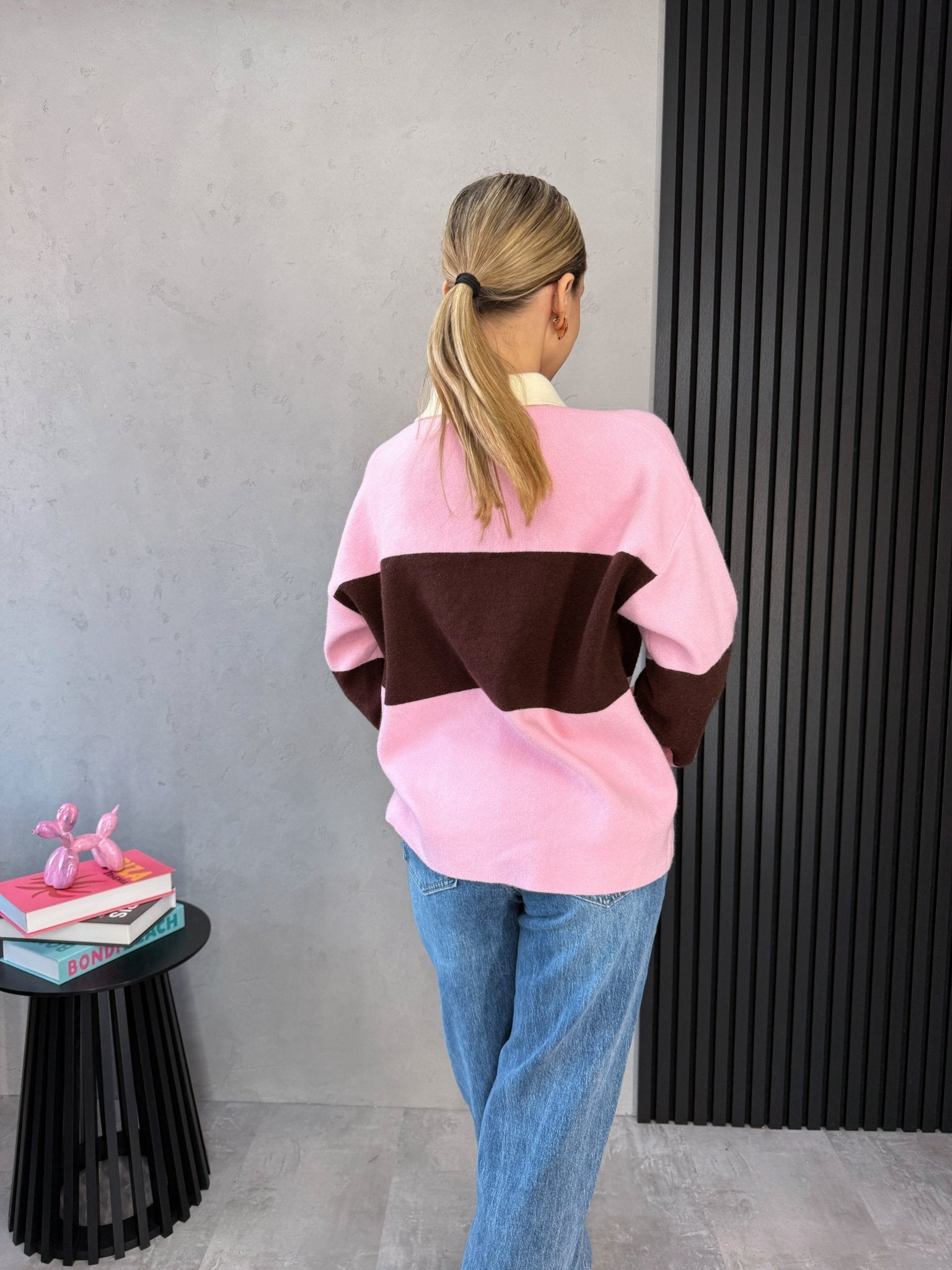 Detalė: polo apykaklė ir sagų juosta – rožinis ir rudas megztinis