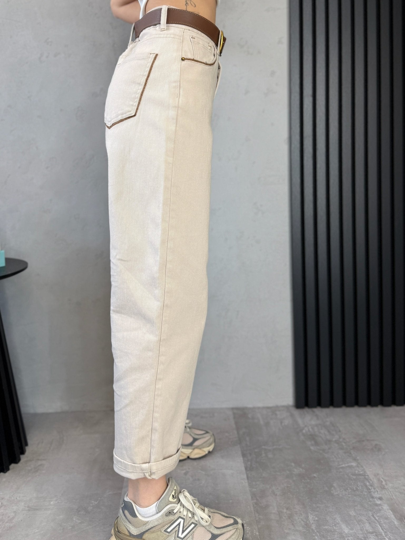 Beige „Mom Fit Base“ džinsai moterims, pilnas vaizdas iš priekio