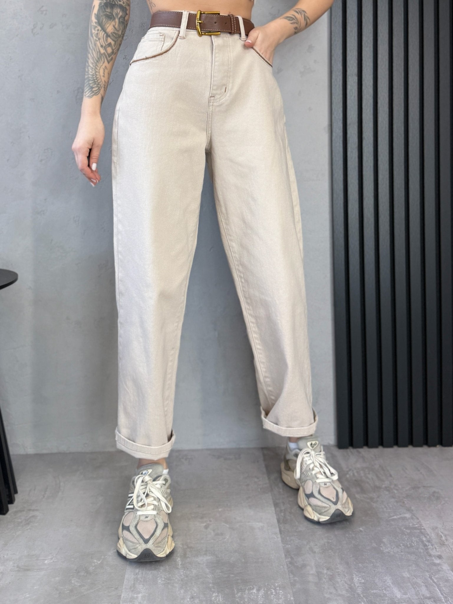 Beige moteriški „Mom Fit Base“ džinsai, vaizdas iš priekio