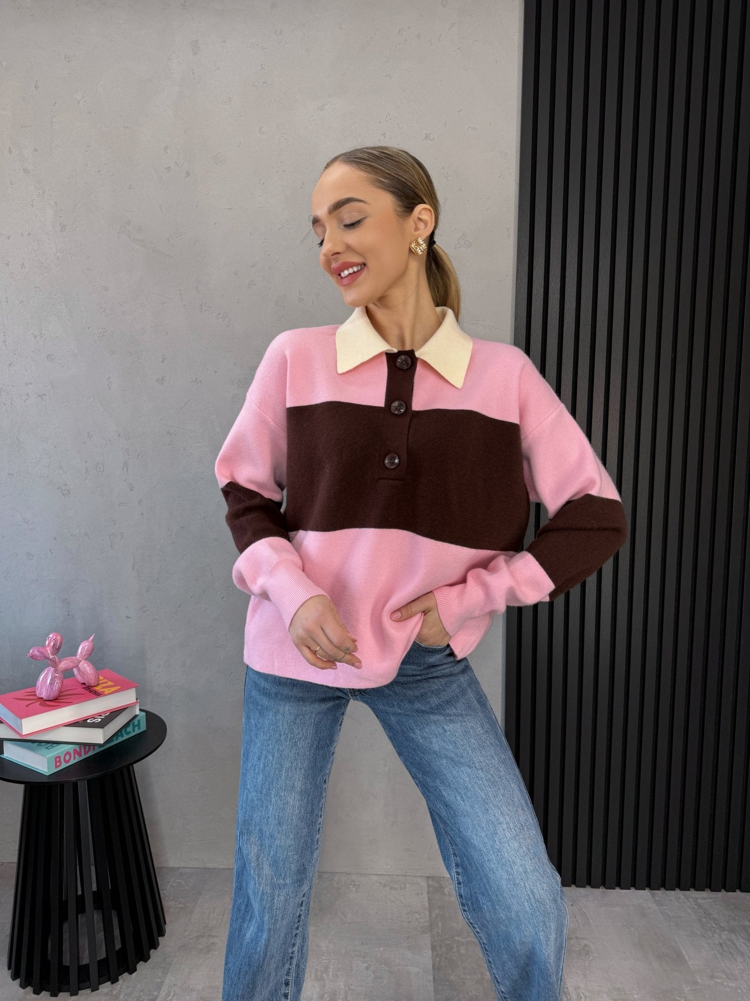 Rudos juostos ir rankovės detalė – rožinis polo stiliaus megztinis