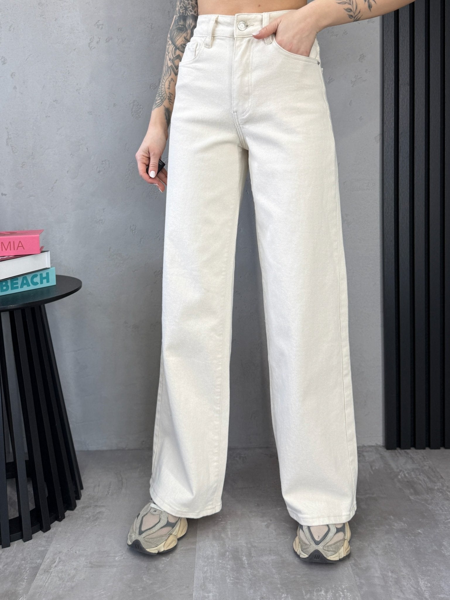 Kreminiai moteriški „Dad Fit“ džinsai, vaizdas iš priekio