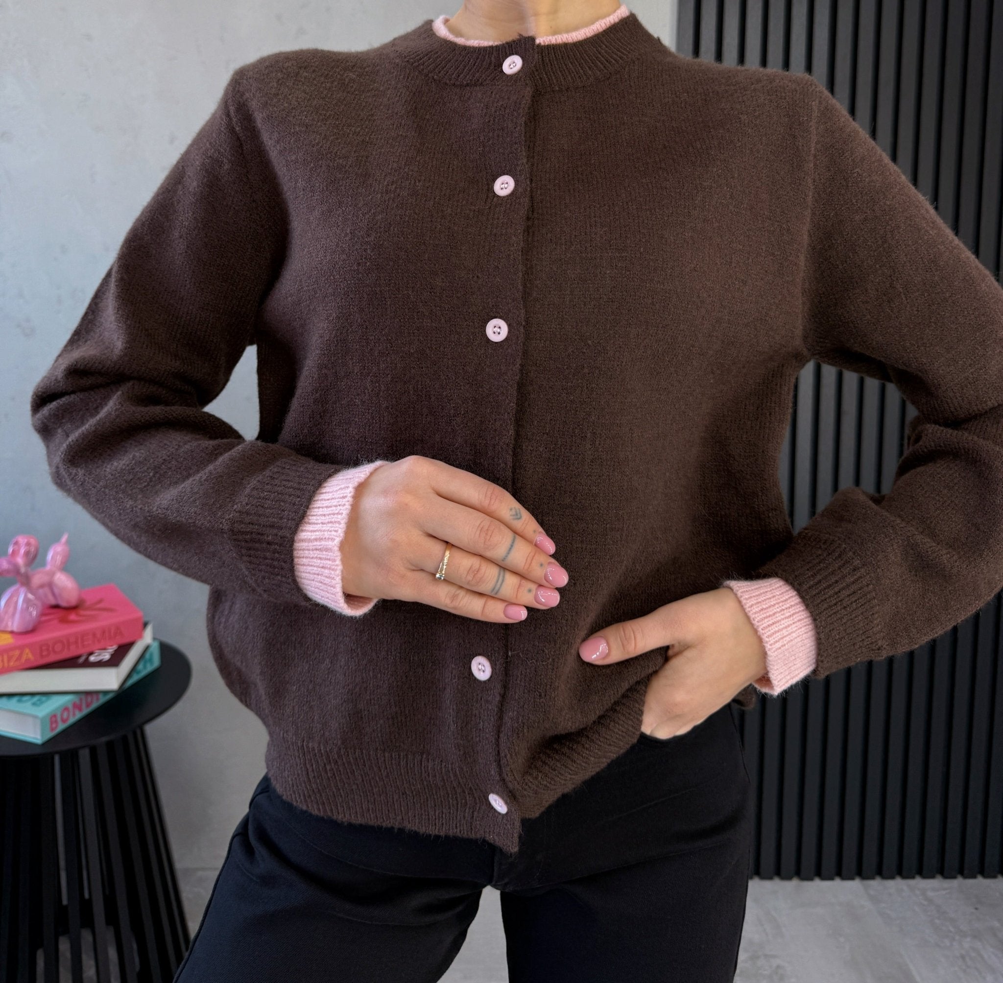 Rudas megztinis su sagutėmis – šoninis vaizdas