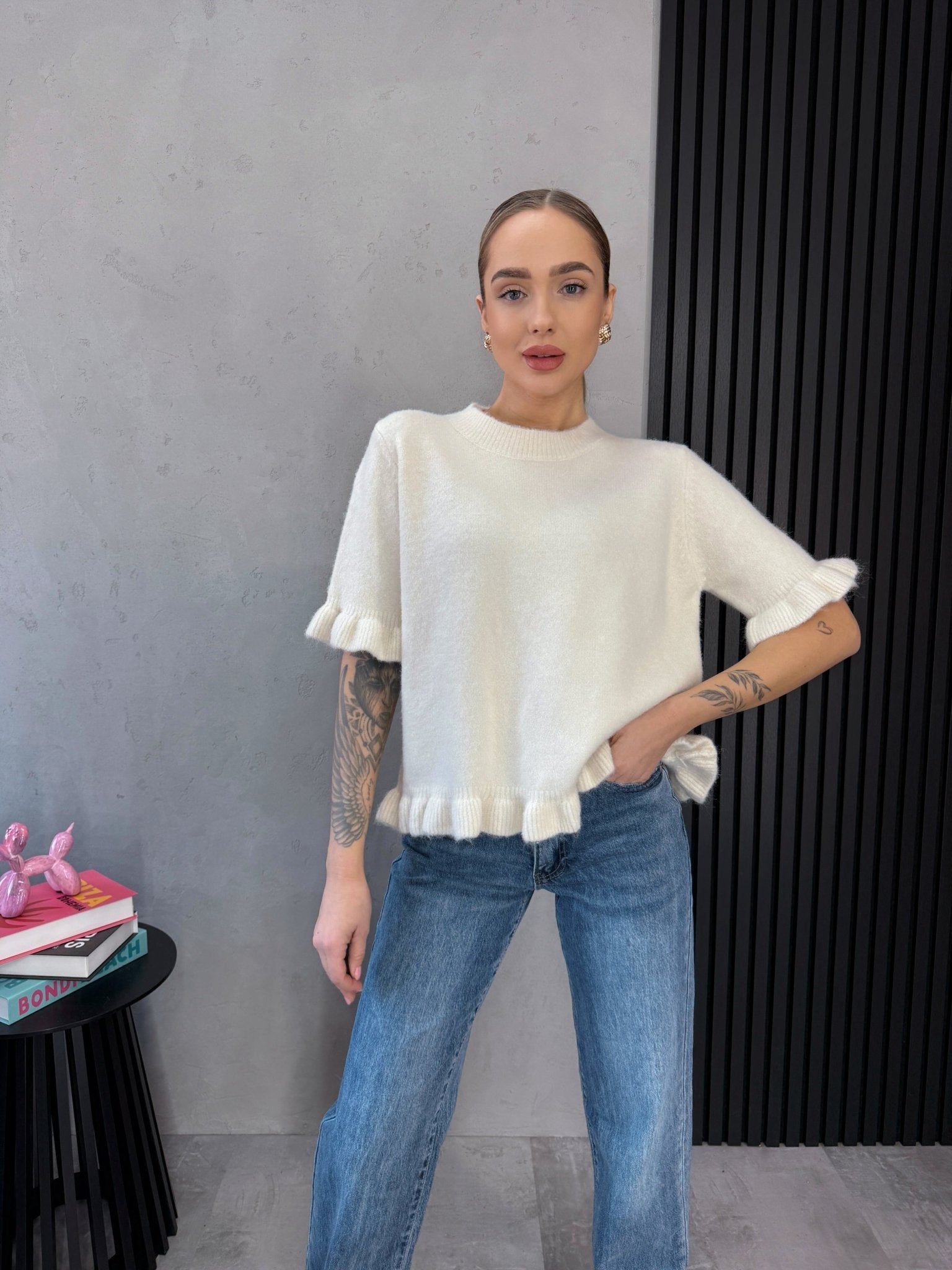 Moteriškas kreminis megztinis su raukiniais apačioje, derinamas su džinsais