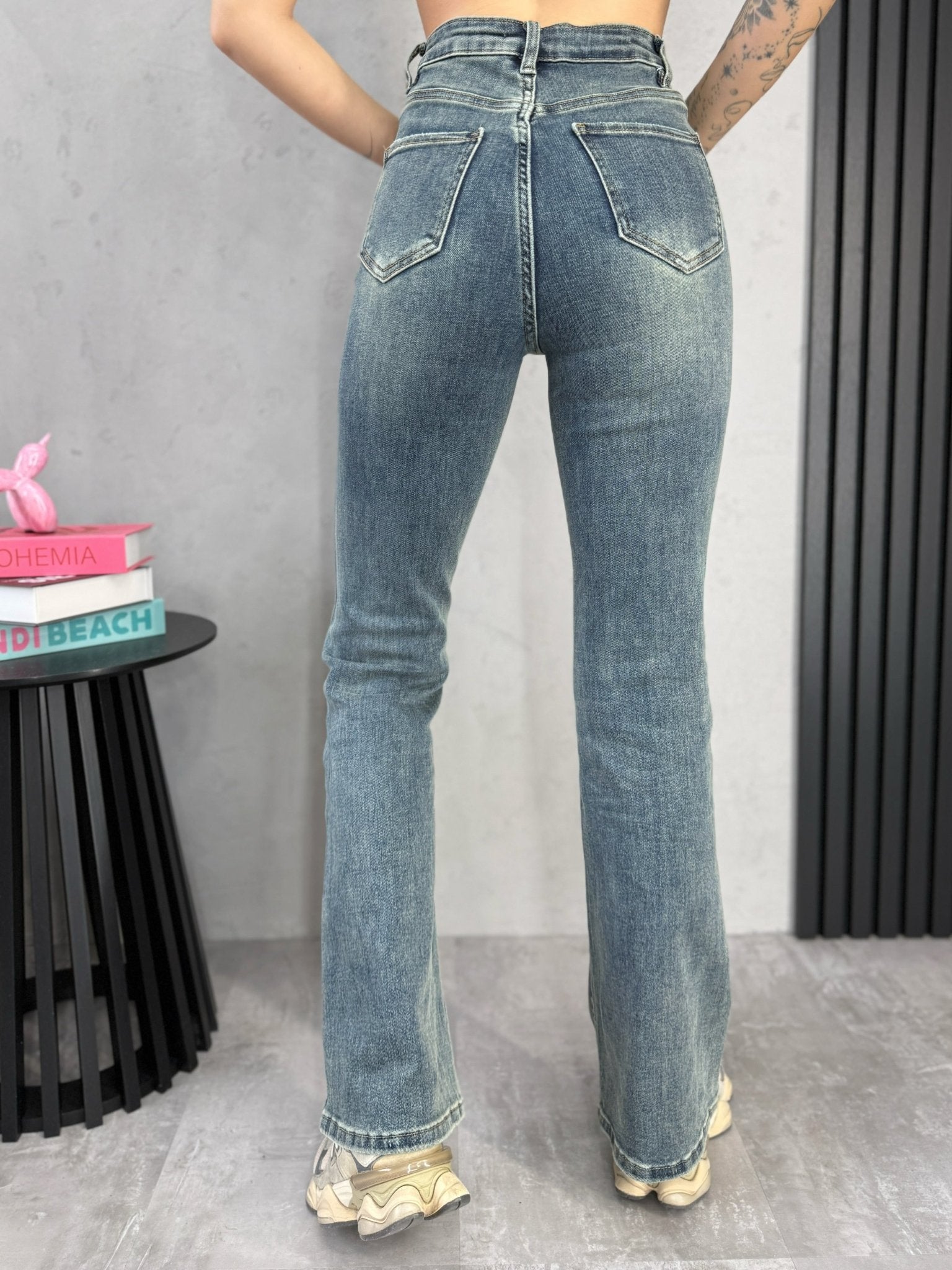 Mėlyni „Flare Fit“ džinsai moterims, vaizdas iš nugaros