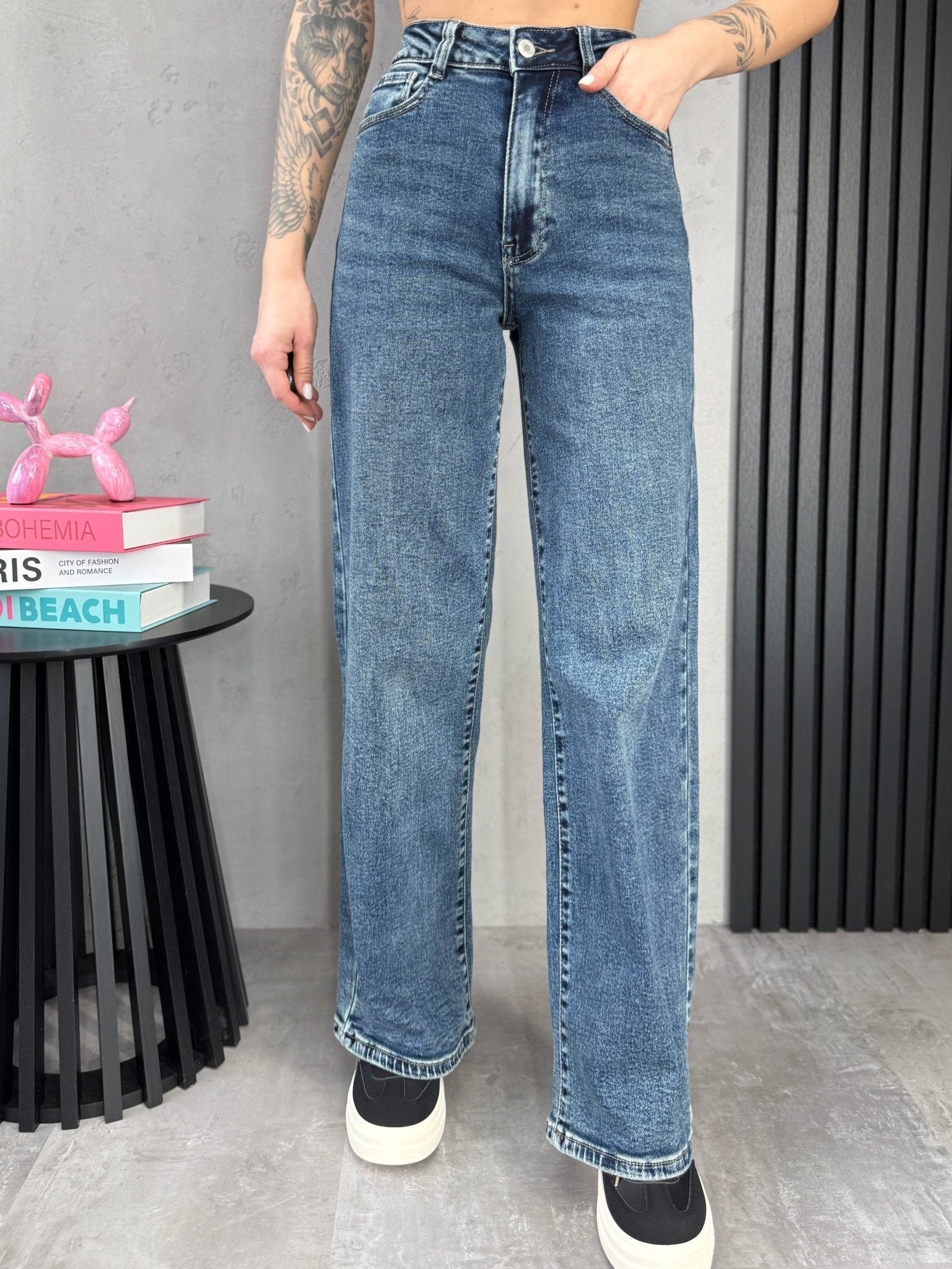 Mėlyni moteriški „Dad Fit“ džinsai, vaizdas iš priekio