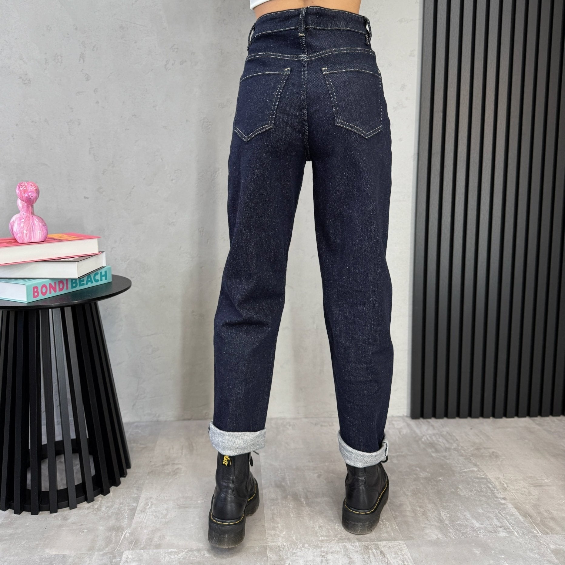 Mom fit džinsai su atlenktomis klešnėmis – tamsiai mėlyni