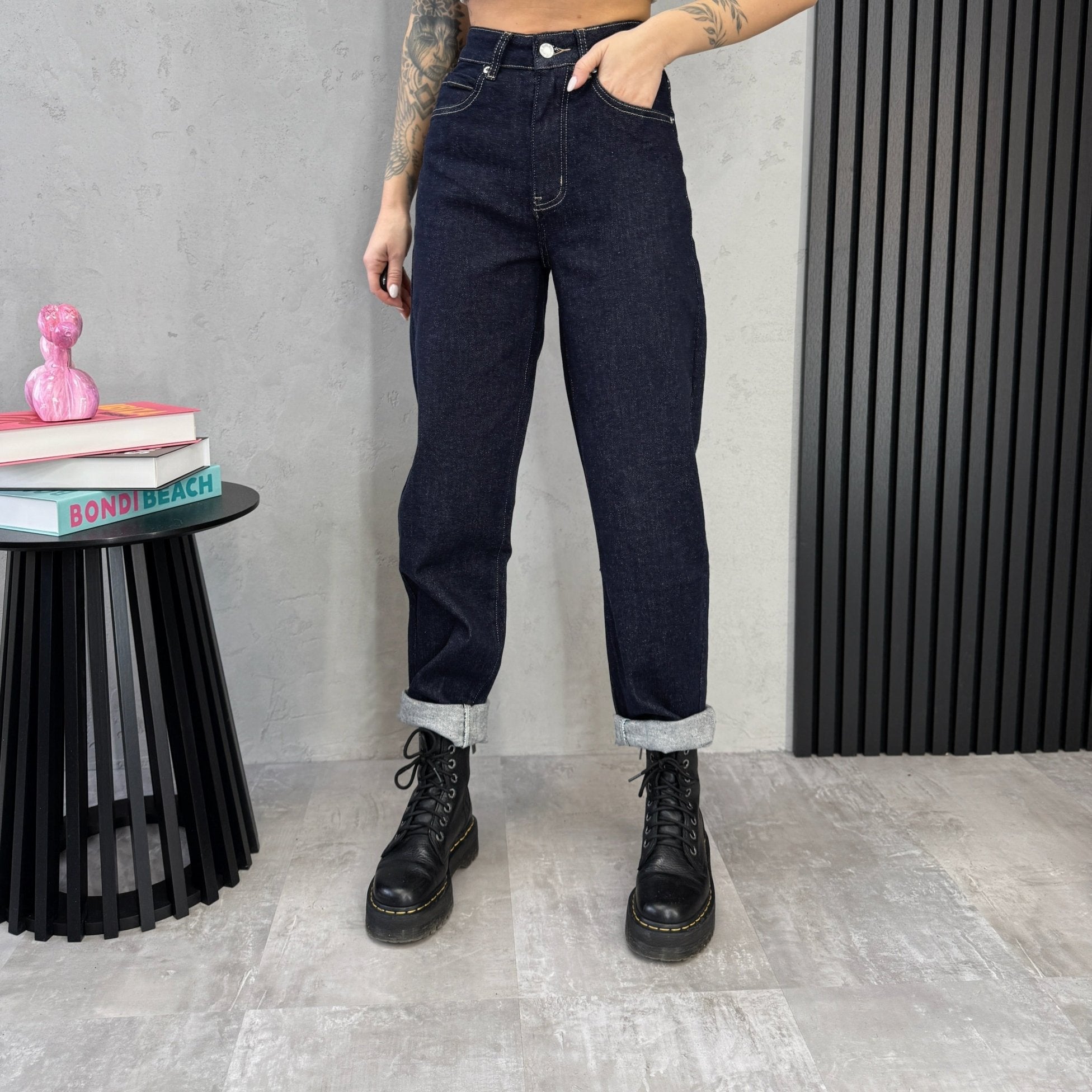 Mom fit džinsų aukštas liemuo – užsegimas ir siūlės iš arti