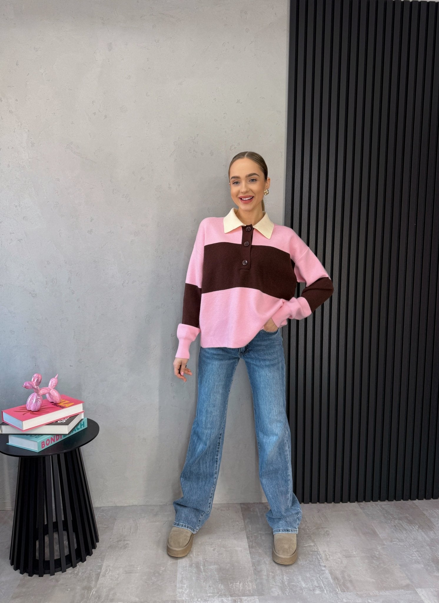 Moteriškas rožinis megztinis su apykakle ir sagutėmis, derinamas su džinsais