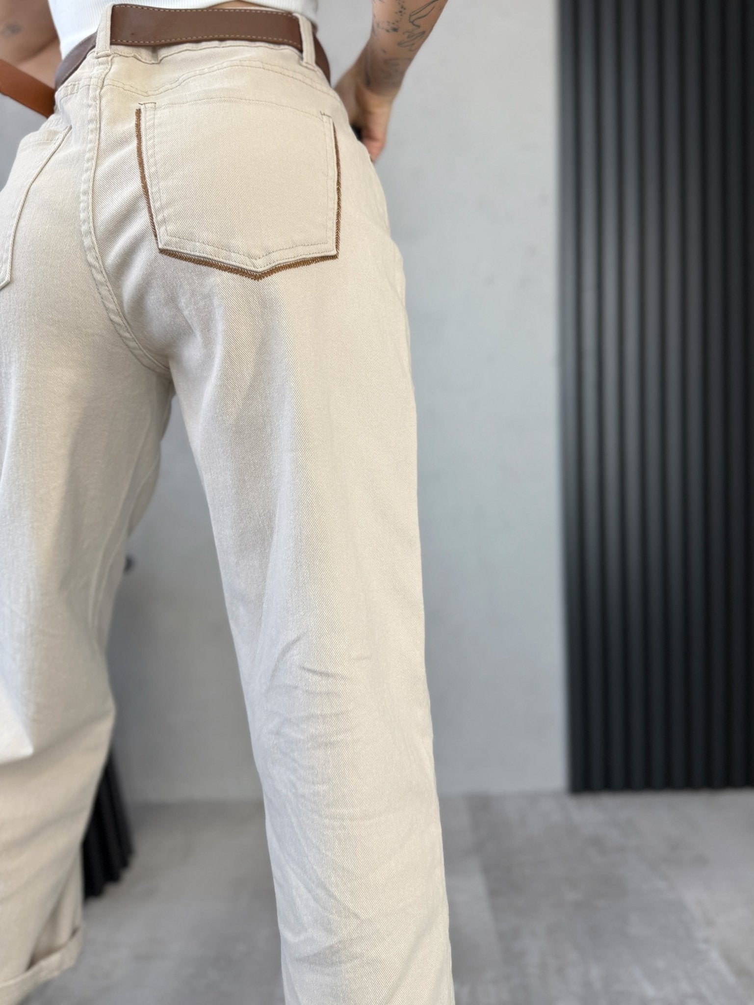 Moteriški beige „Mom Fit Base“ džinsai, vaizdas iš šono