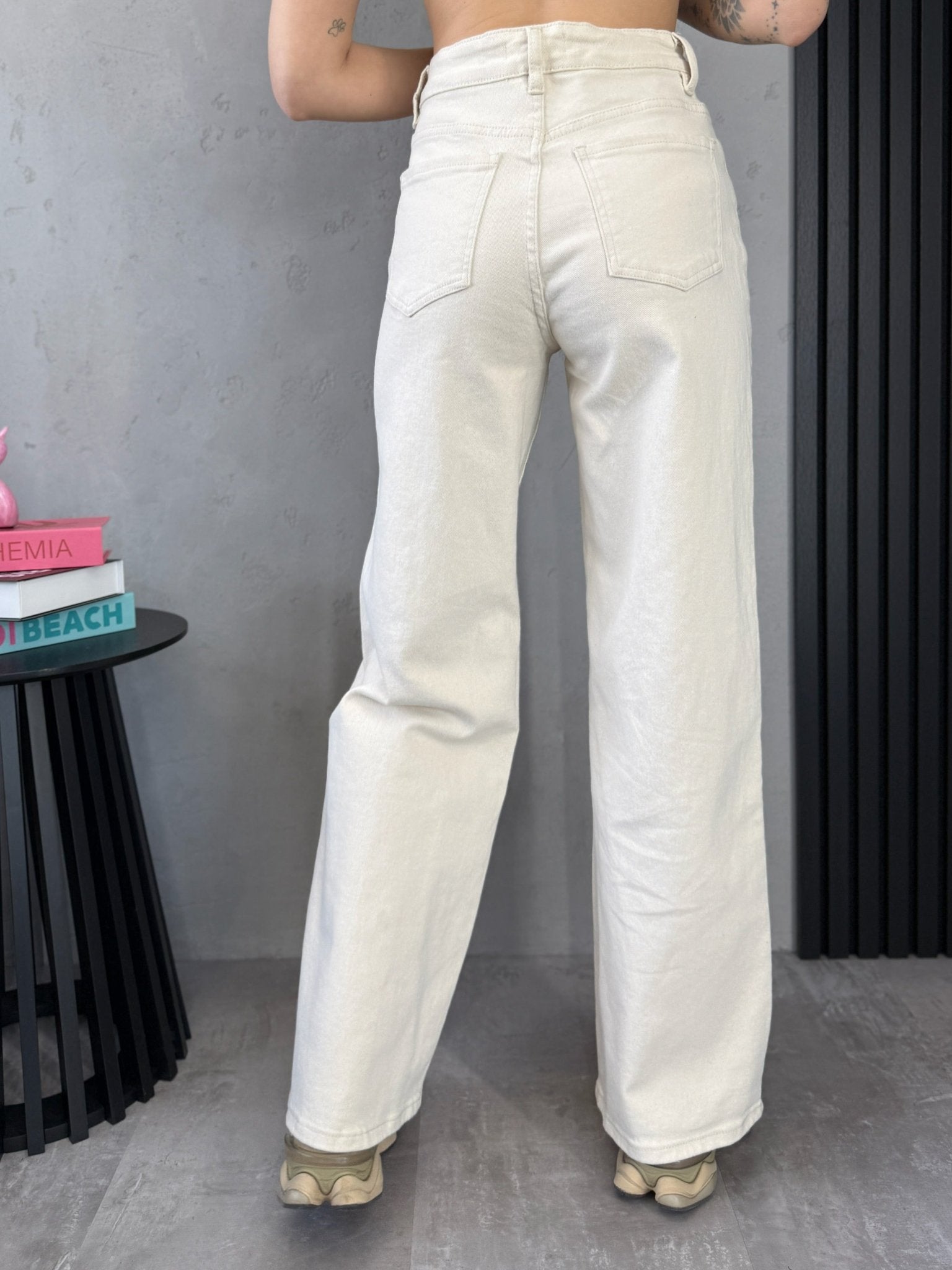 Moteriški kreminiai „Dad Fit“ džinsai, vaizdas iš šono