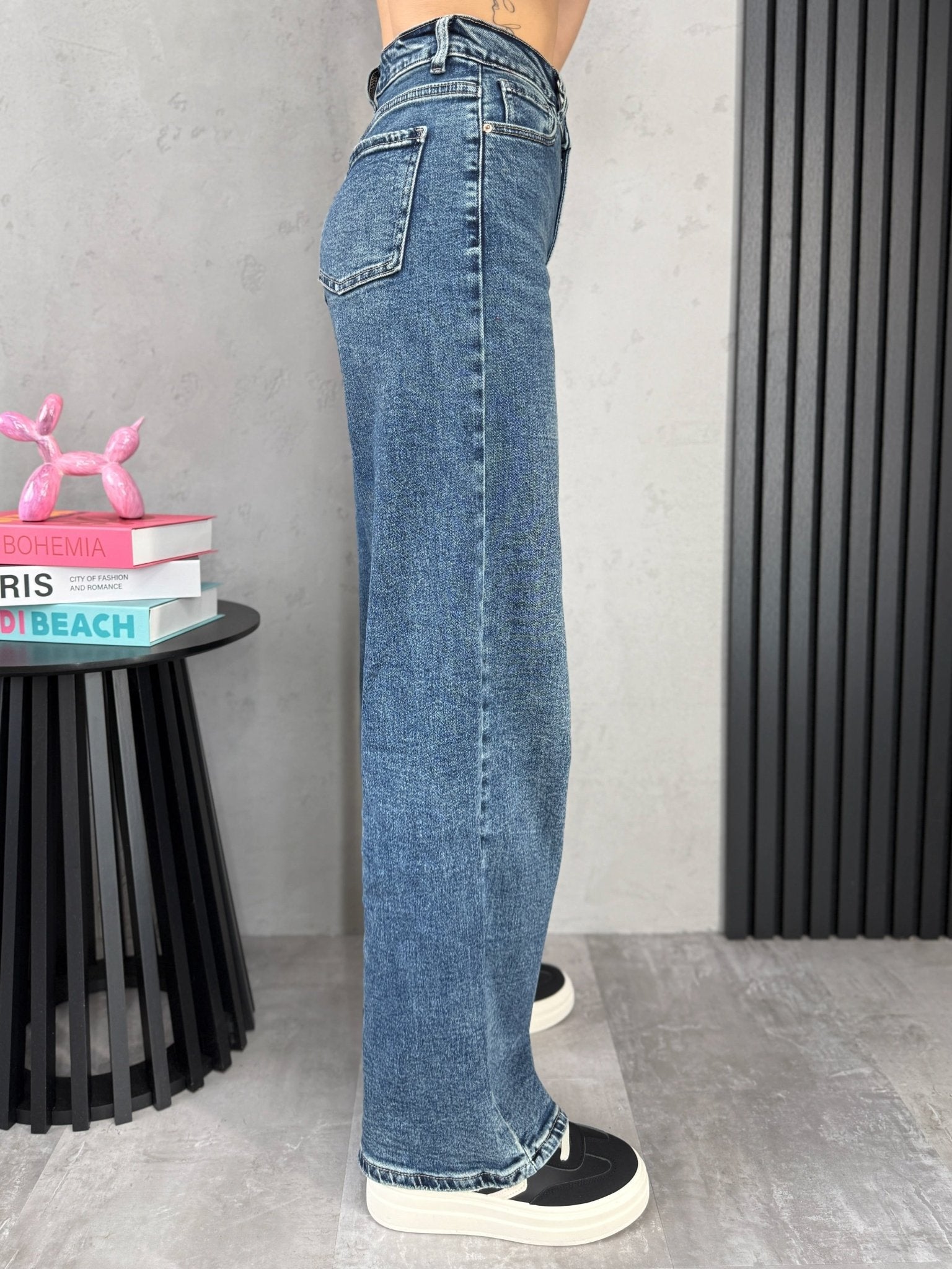 Moteriški mėlyni „Dad Fit“ džinsai, vaizdas iš šono