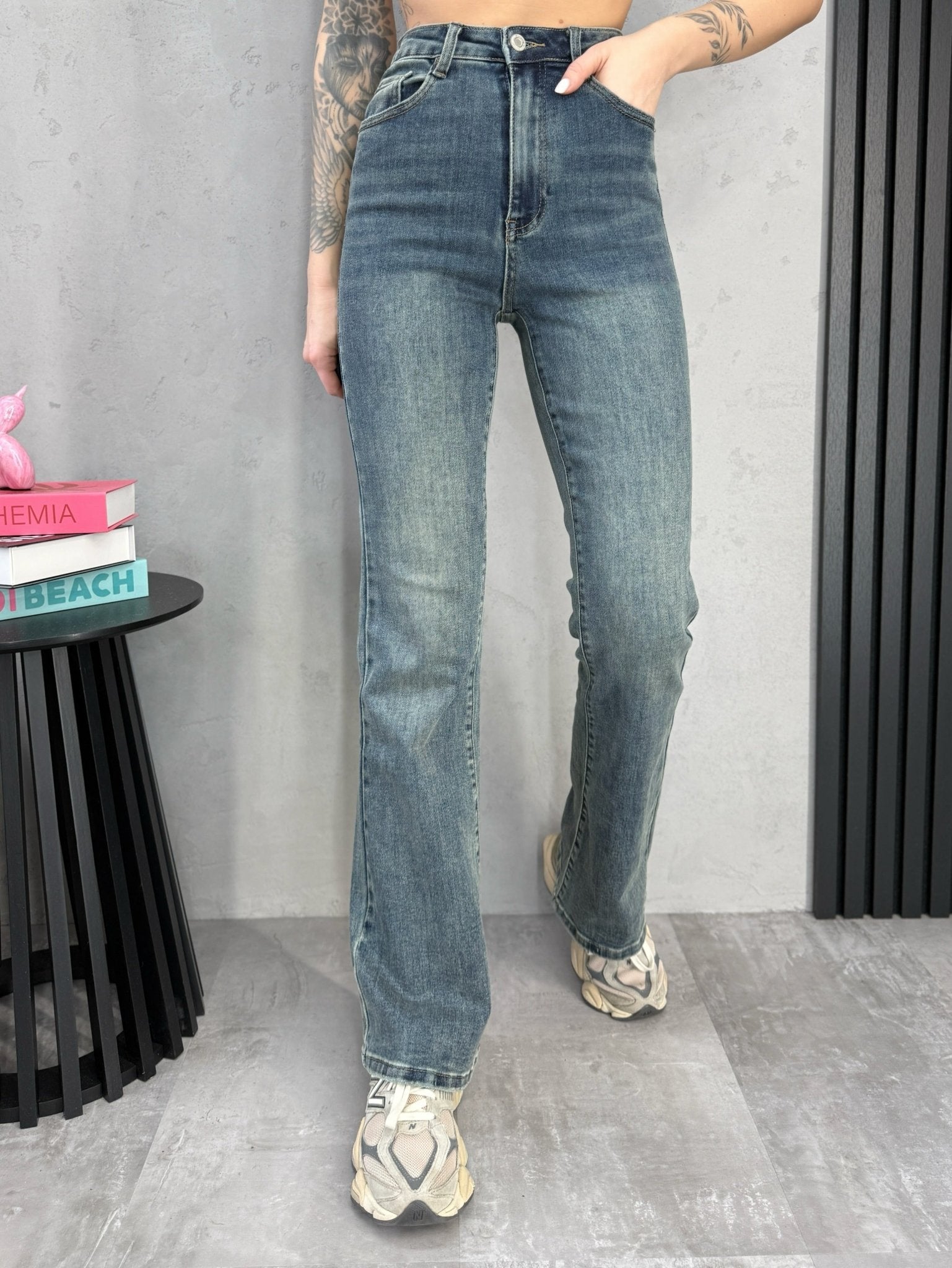 Moteriški mėlyni „Flare Fit“ džinsai, vaizdas iš priekio