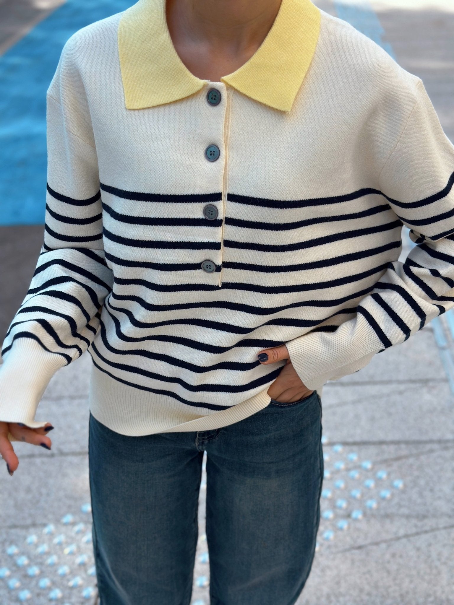 Polo stiliaus megztinis: geltona apykaklė, tamsios horizontalios juostos